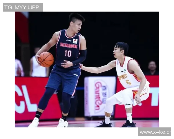 弗里曼防守丹尼斯三分时垫脚被判定为一级恶意犯规引发争议